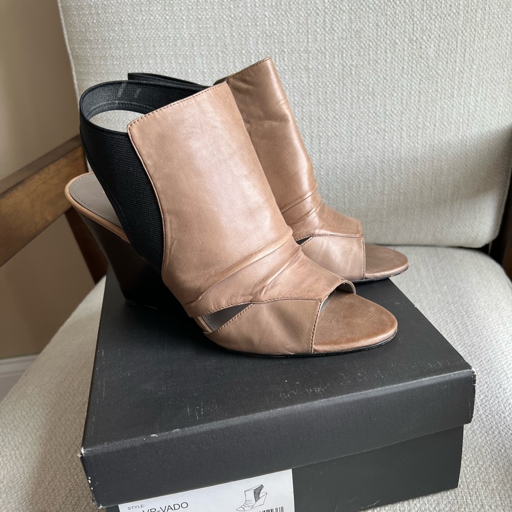 VINCE CAMUTO VADO Tan Black leather Wedge Sandal size 9
